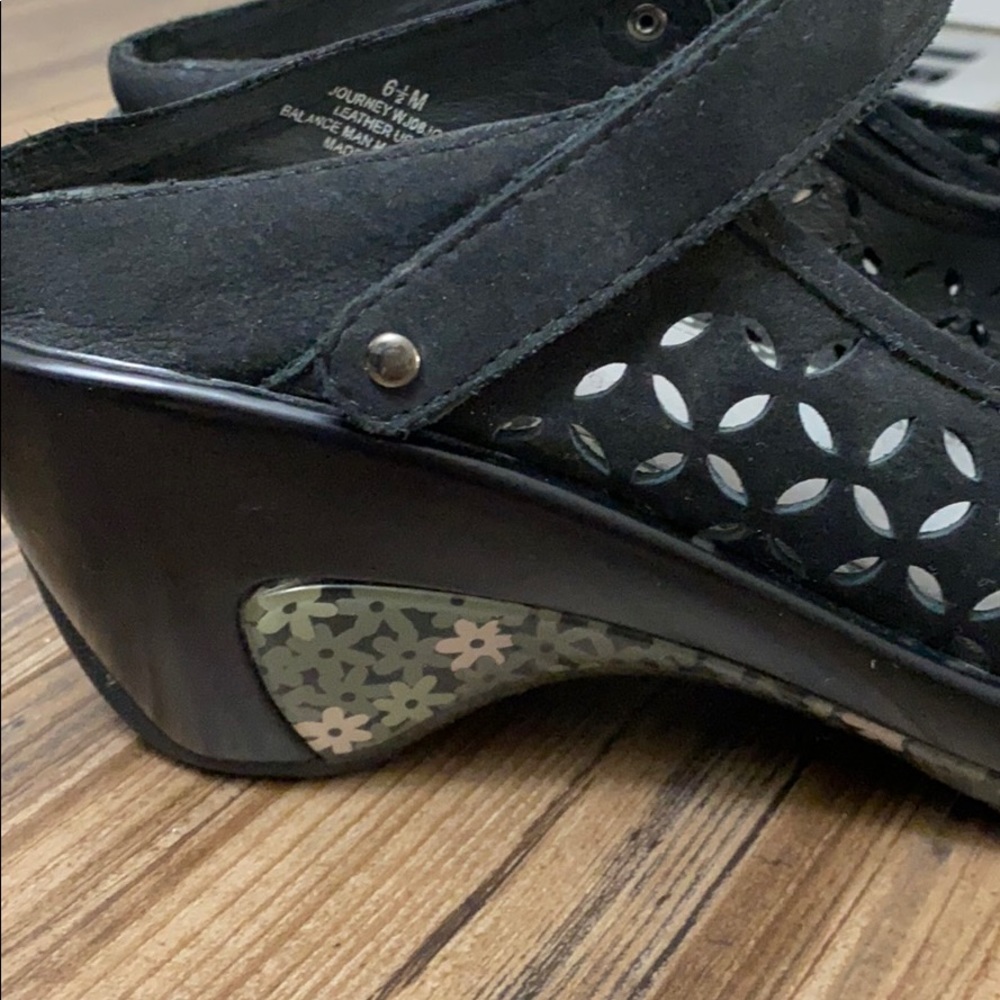 Shoes - Picture 2 of 4